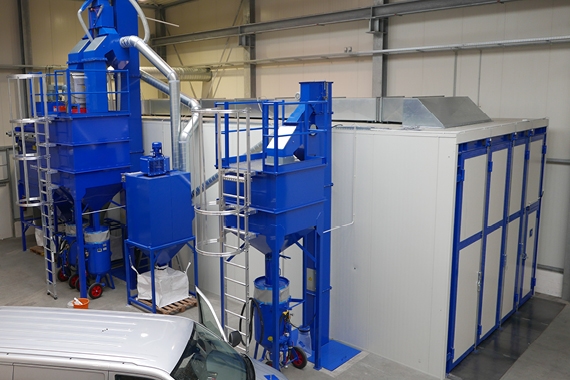 Strahlhalle mit Aufbereitungsanlage bestehend aus Sammeltrichter, Elevator, Magnettrennung für Fe-NFe Strahlmittel und ein zweites, separates Recyclingsystem zur Nutzung von Glasperlen.