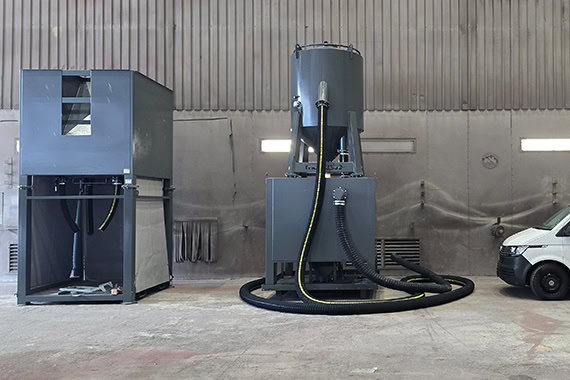 Srahlmittelrückgewinnungs- system über einen Sauger mit Silo für vier einzelne Strahlkessel